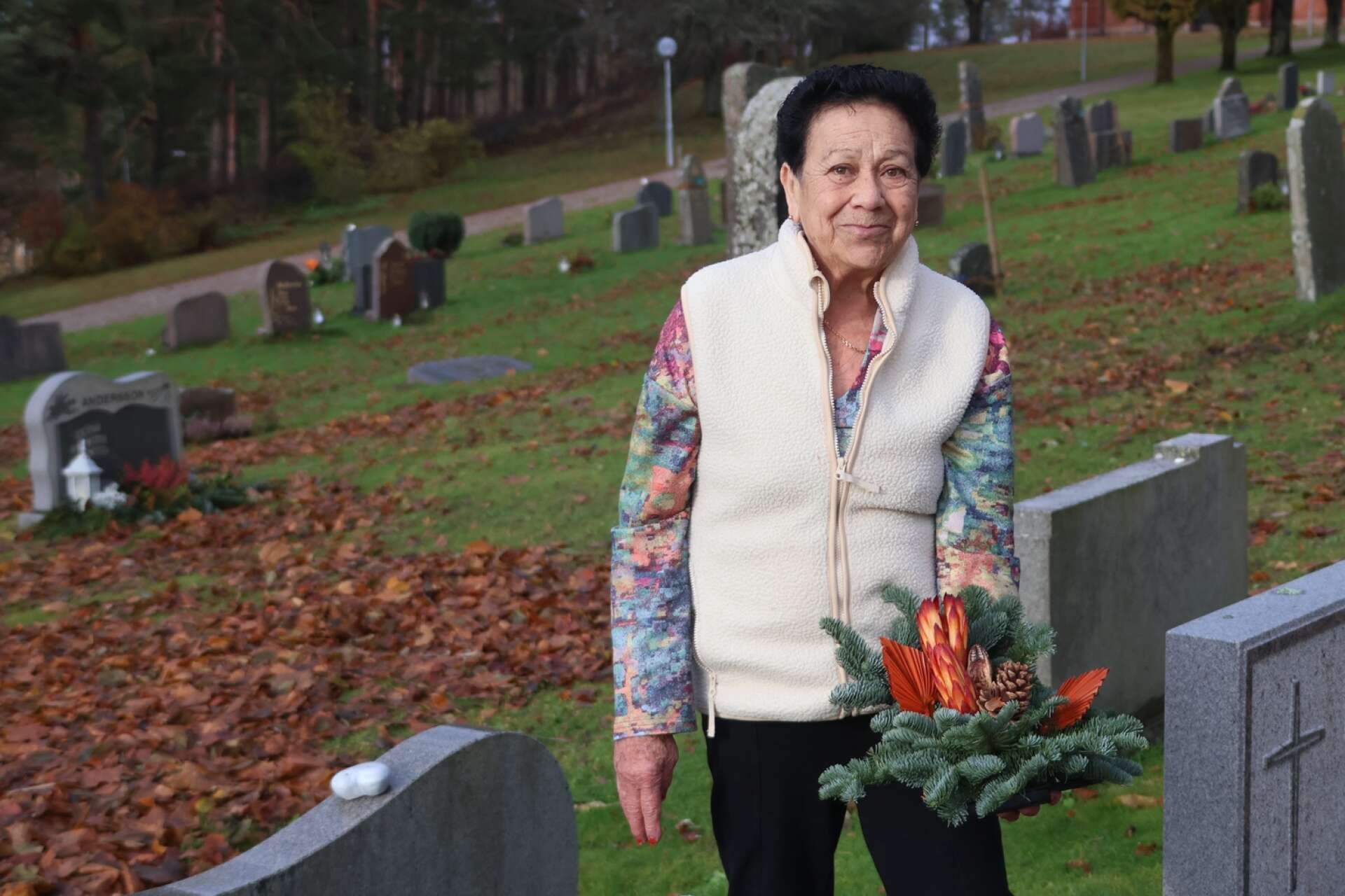 Angela Oliva från Strömstad passade på att lägga en krans och tända ett ljus för sin sambo som ligger begravd på kyrkogården i Högsäter. Hon var en av många dalslänningar som tog tillfället i akt att besöka någon av kyrkogårdarna i Dalsland.