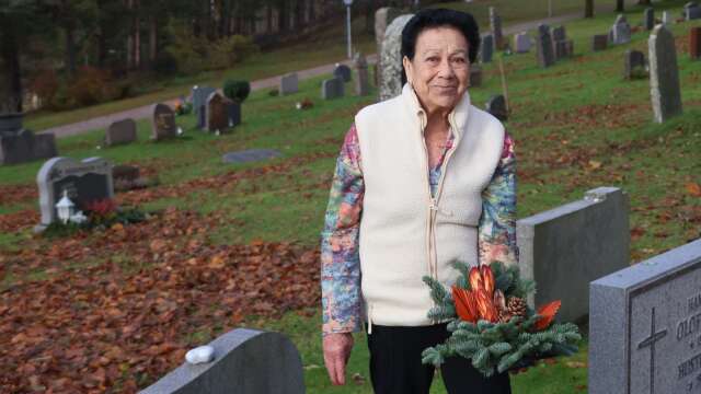 Angela Oliva från Strömstad passade på att lägga en krans och tända ett ljus för sin sambo som ligger begravd på kyrkogården i Högsäter. Hon var en av många dalslänningar som tog tillfället i akt att besöka någon av kyrkogårdarna i Dalsland.
