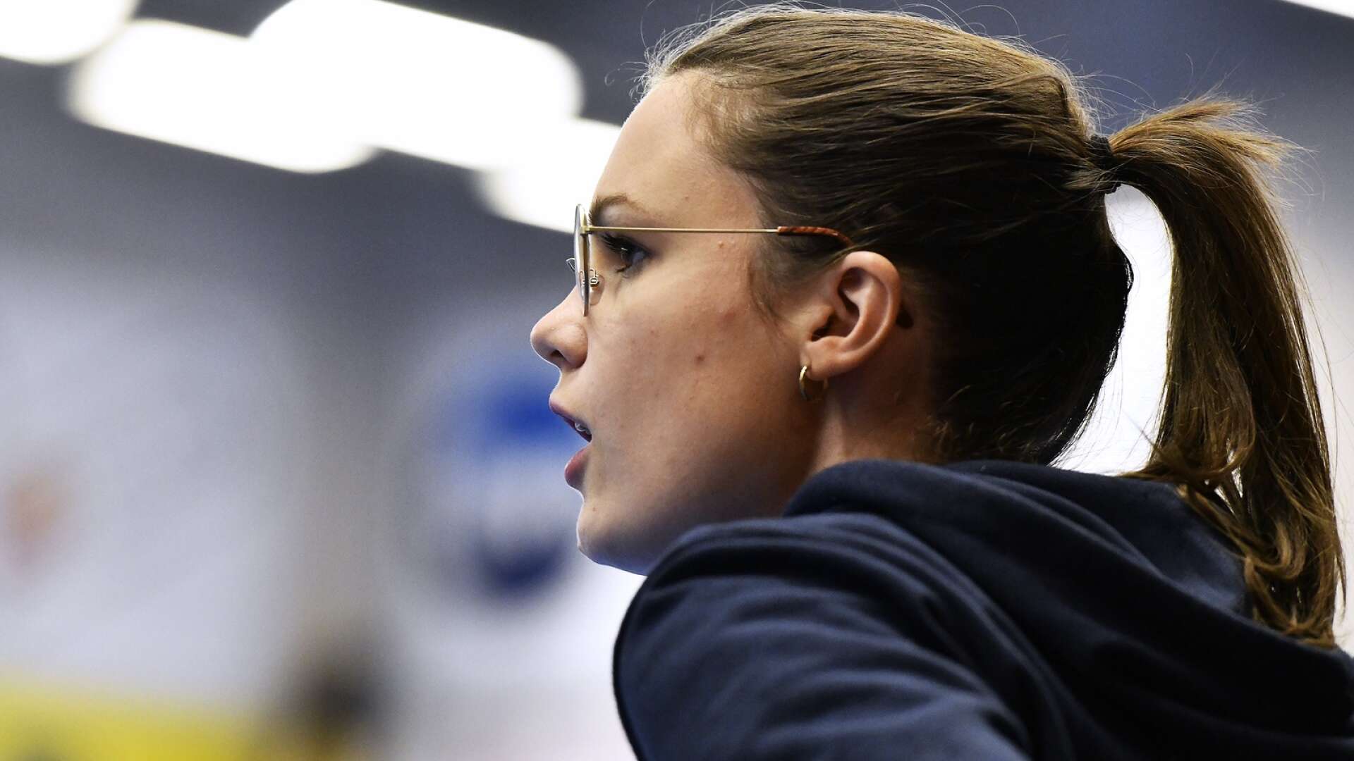 Arvikatjejen Linnea Juhlin dubblerar som både sportchef och assisterande tränare i SSL-laget Karlstad.