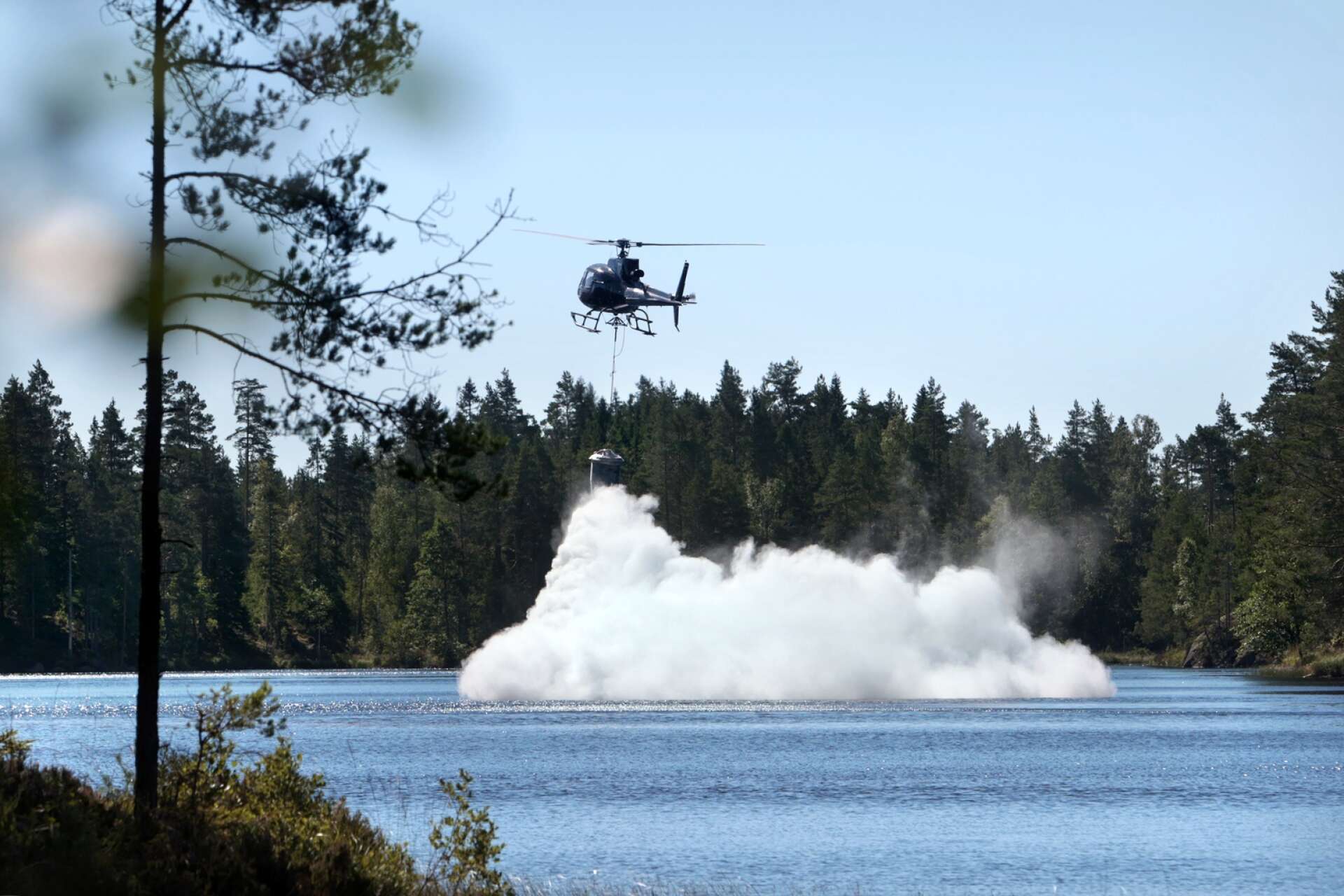 Björtjärn i Glaskogen var ett av dagens mål. Helikopterkalkningens största utmaning är att sprida så att det inte dammar på träd och mark runt vattnet. 