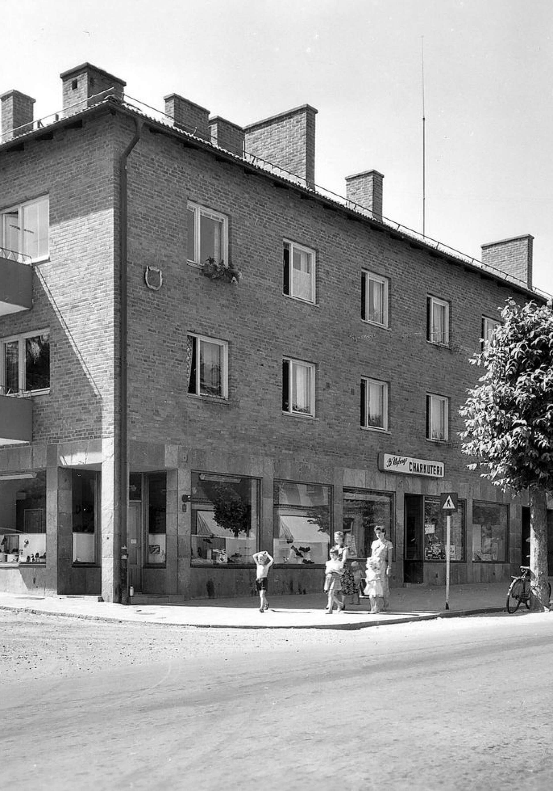 Och här har vi alltså det nya hörnhuset Skalden vid Västra Storgatan/Skolgatan – ett hus som nu har hunnit få 70 år på nacken.