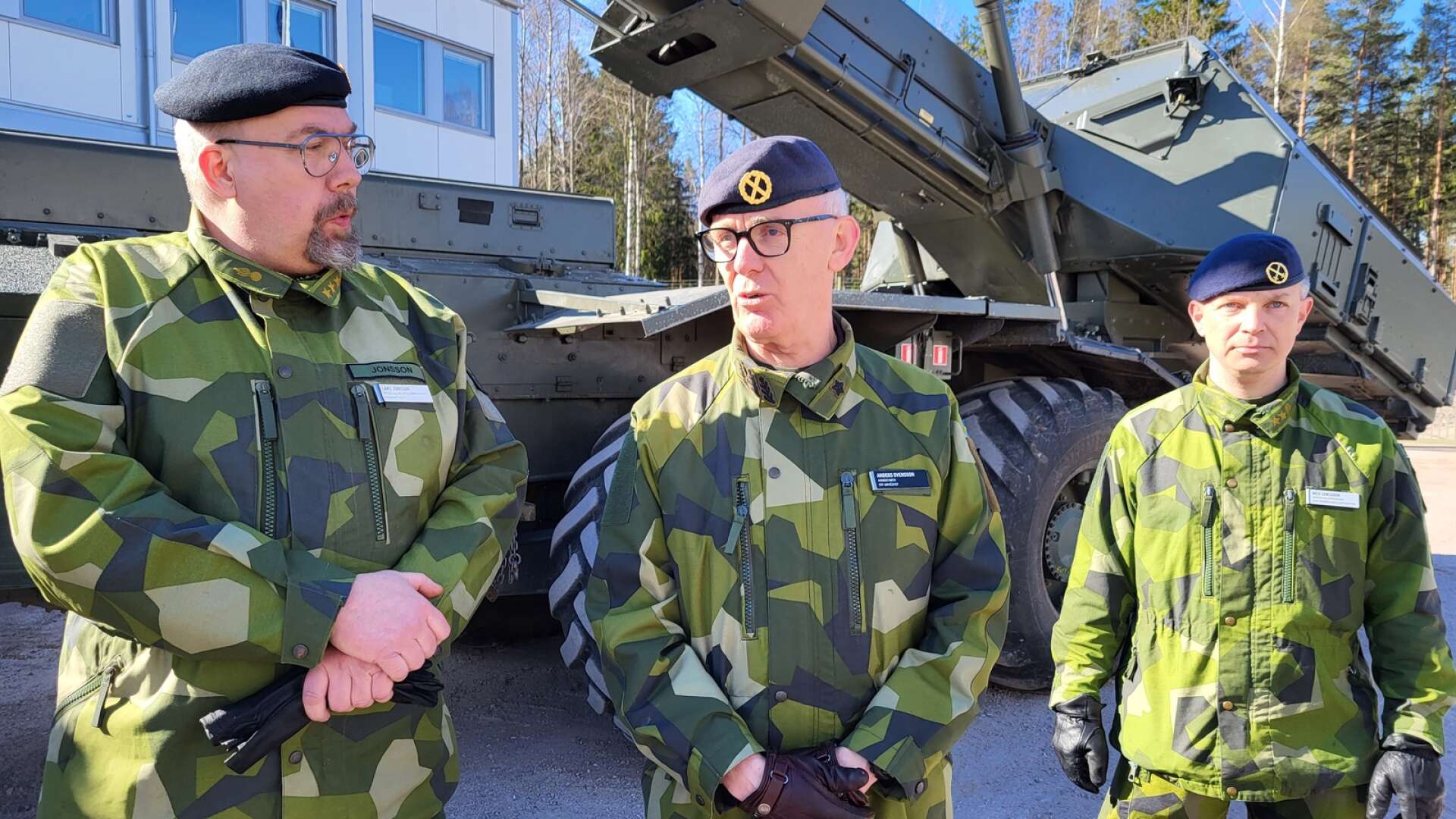 Regementchefen Lars Jonsson, ställföreträdande arméchef, brigadgeneral Anders Svensson och Nils Carlsson, chef för Örebro och Värmlandsgruppen, samtalade med varandra. 