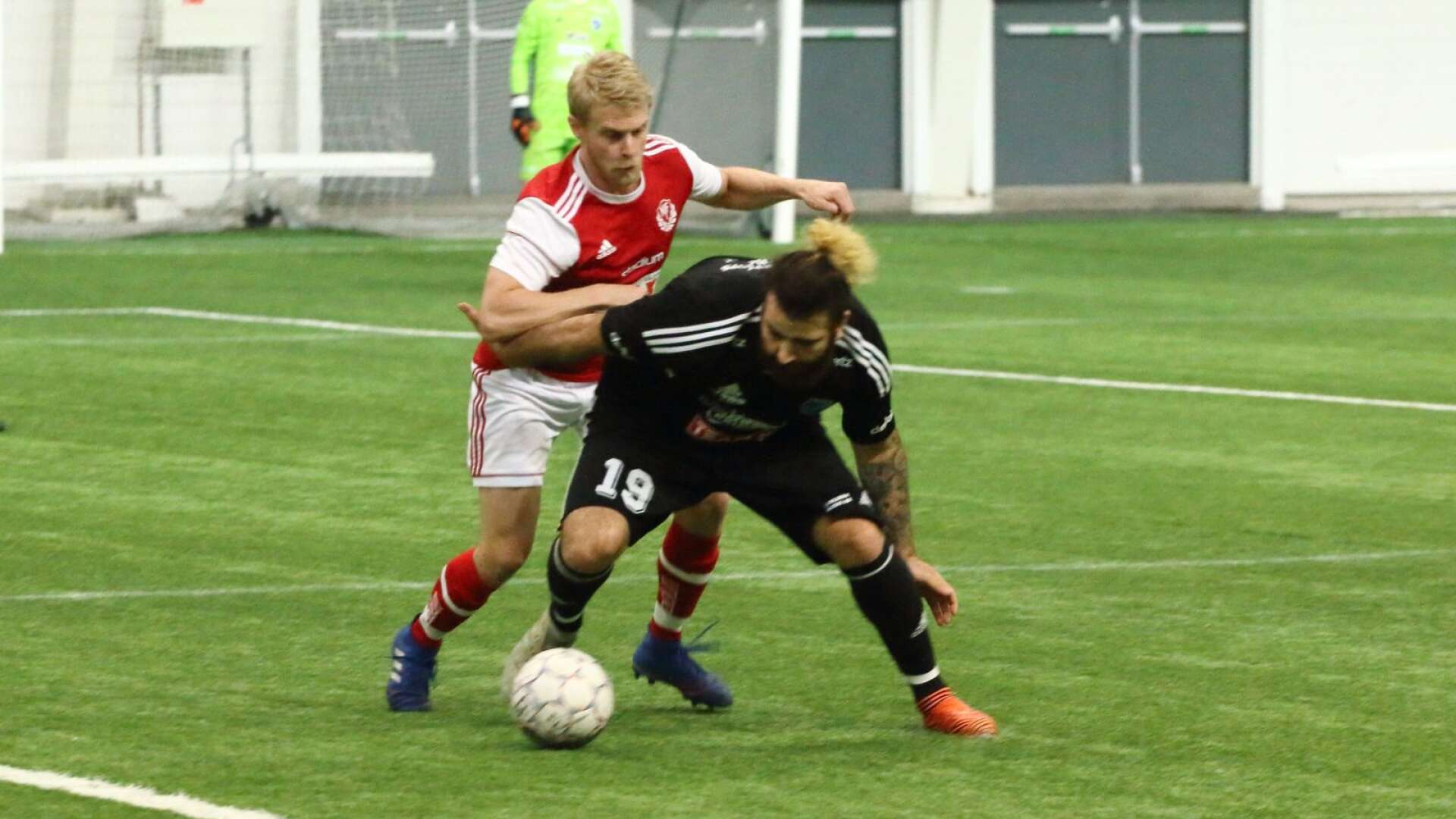 Johannes Ishak och hans lagkompisar i Strömtorp på fall i söndagens första match då Norrstrand blev för svårt.