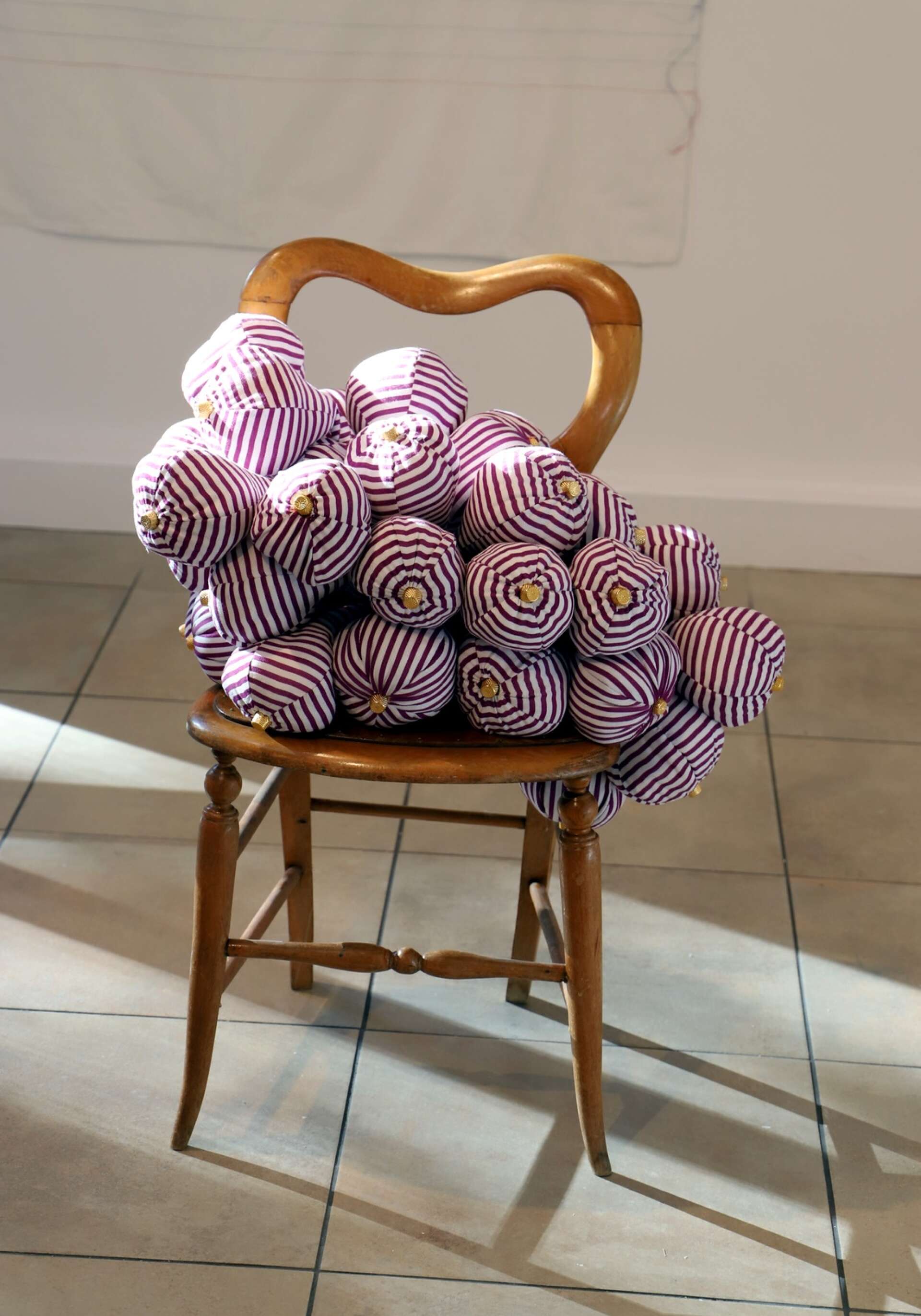 Verket Druvbörd är inspirerat av den japanska konstnären Yayoi Kusama och består av ett stort antal bröstliknande former, som fogats ihop och hittade sin plats på en stol i ateljén. ”När jag placerade dem på stolen kändes det som att japp, där satt den.”