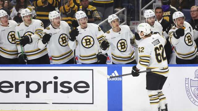 Oskar Steen firar sitt första NHL-mål för säsongen i nattens match mellan Boston Bruins och Buffalo Sabres.