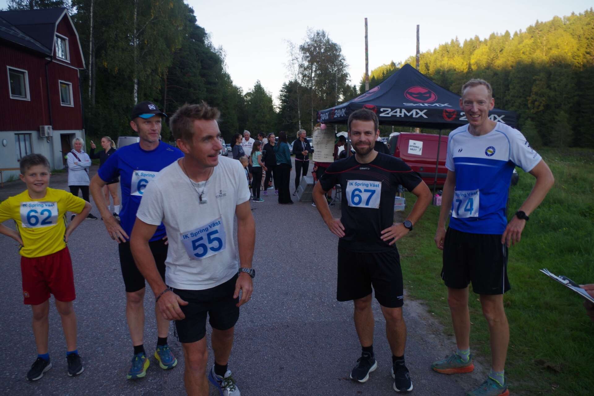 Ville Johansson, Per Schullström, Magnus Andersson, Johan Nilsson och Daniel Jansson klara för start för 5,7 km