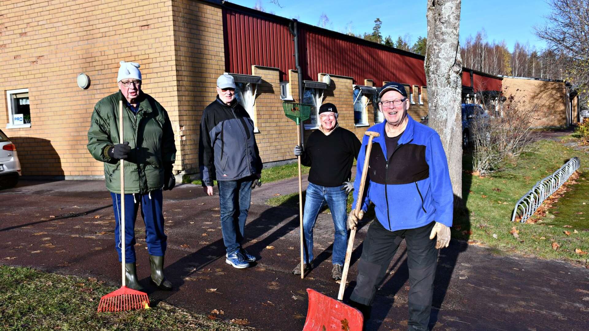 Under torsdagen krattades det löv och utfördes en del annat underhållsarbete vid Åmbergsskolan. Bo Thulin, James Montgomery, Stefan Blomqvist och Karl-Axel Mattsson hjälptes åt. 
