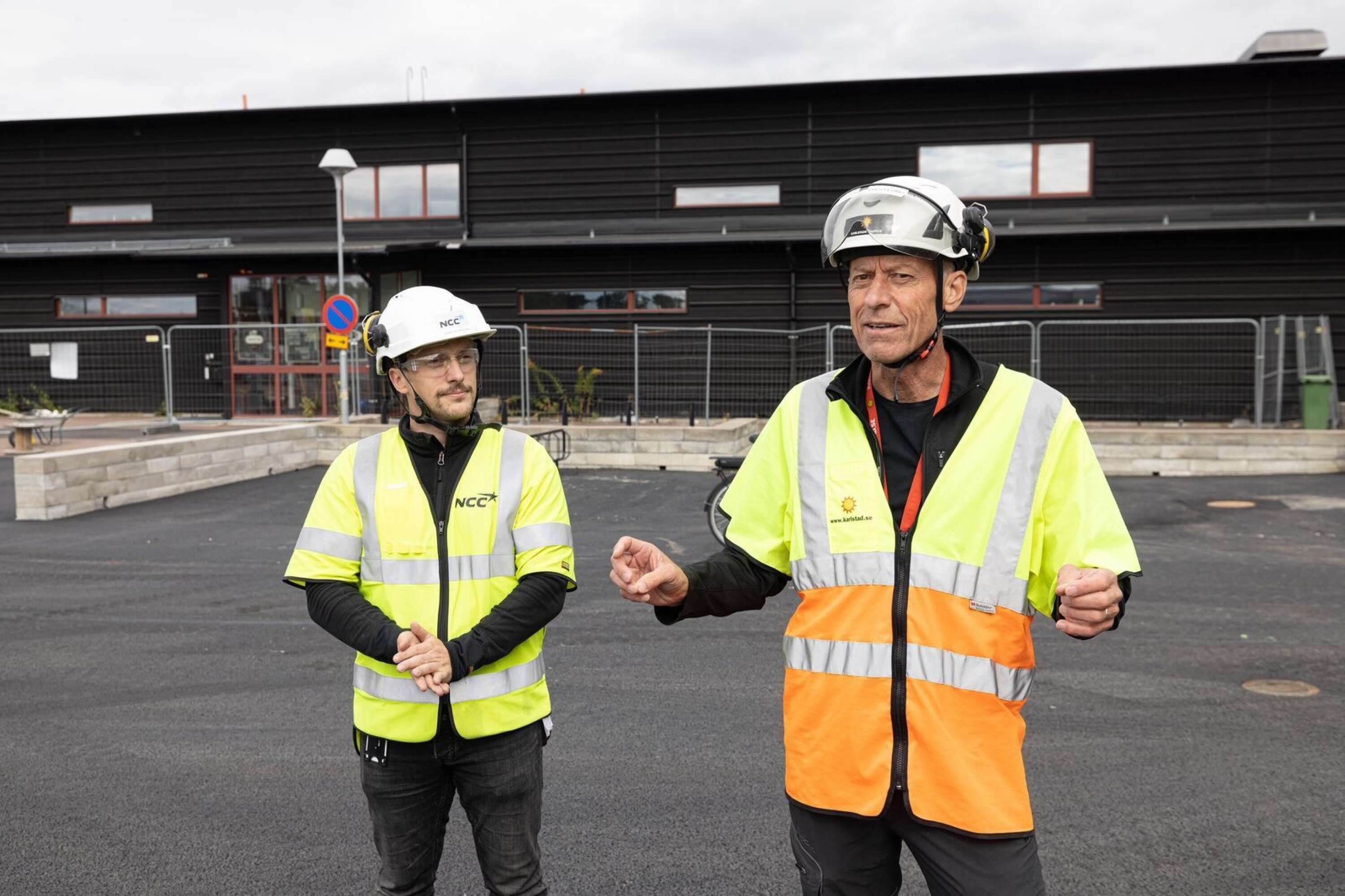Det har varit ett tufft byggschema för nya Tingvalla isstadion konstaterar NCC:s platschef Jonas Edvinsson och kommunens projektledare Sixten Westlund.