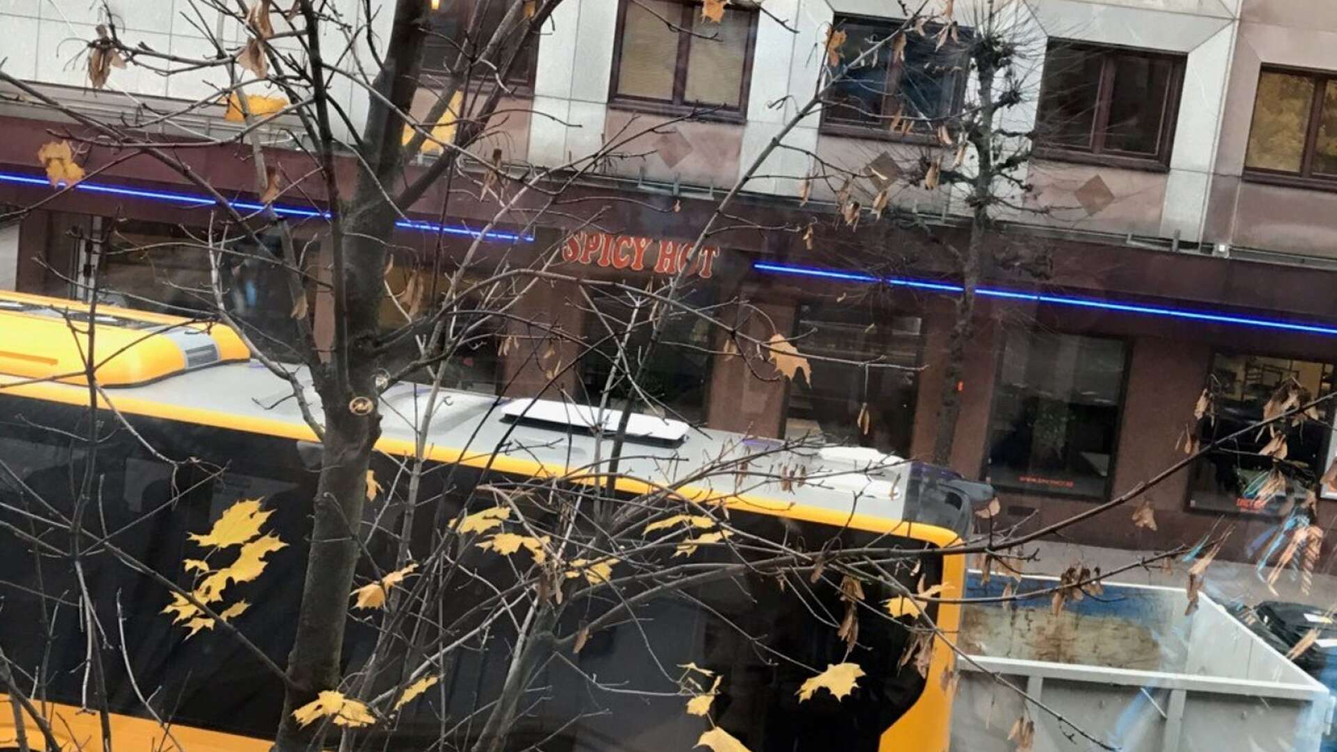 En buss körde in i en container på Östra Torggatan i Karlstad på onsdagsmorgonen.
