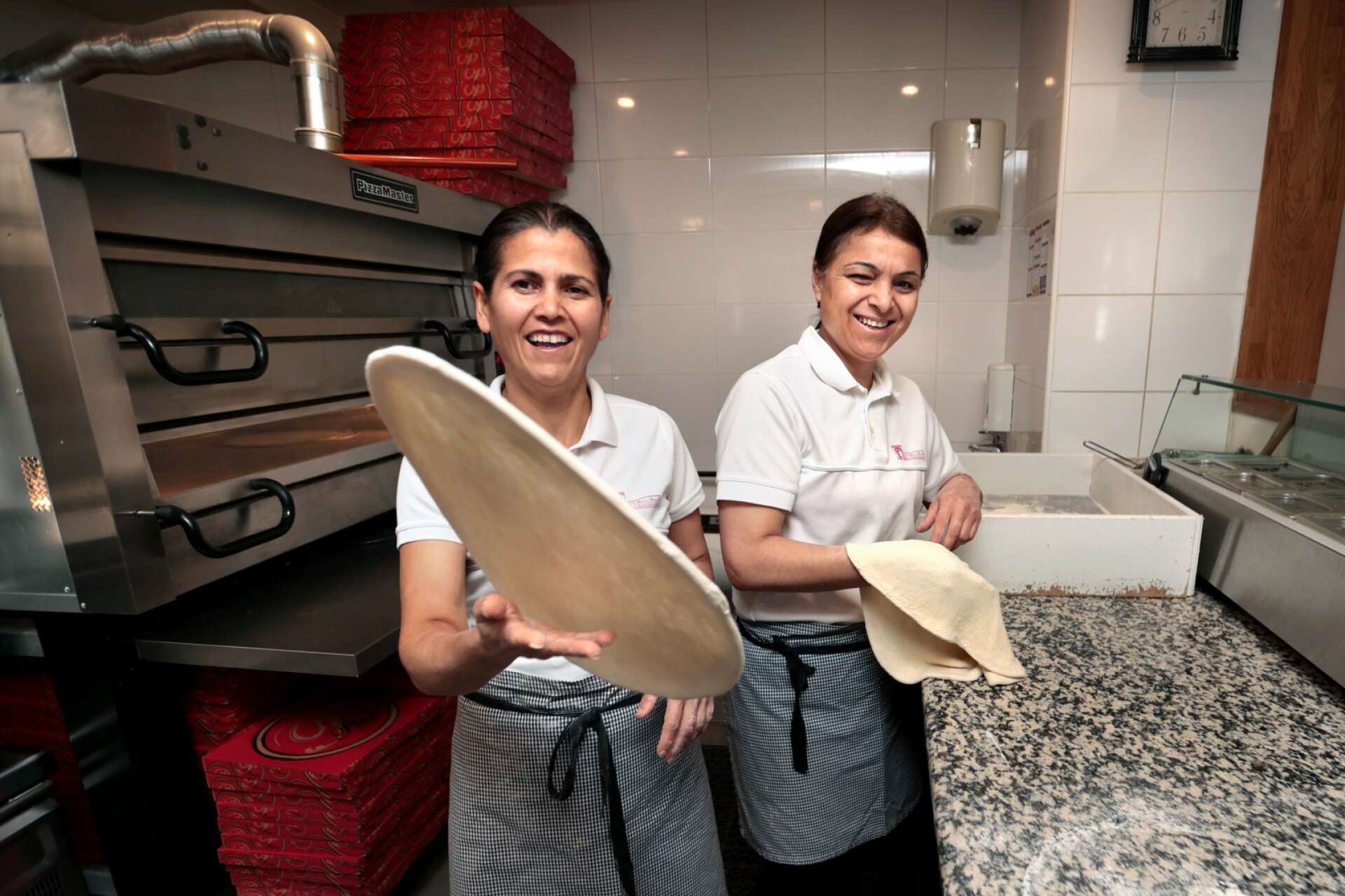 27 oktober. Det är många som blir förvånade när de kliver in på Pizzeria Rimini på Norrstrand för första gången. Här jobbar nämligen de två kvinnliga pizzabagarna Selda Gög, 45 och Türkan Kinik, 48. 