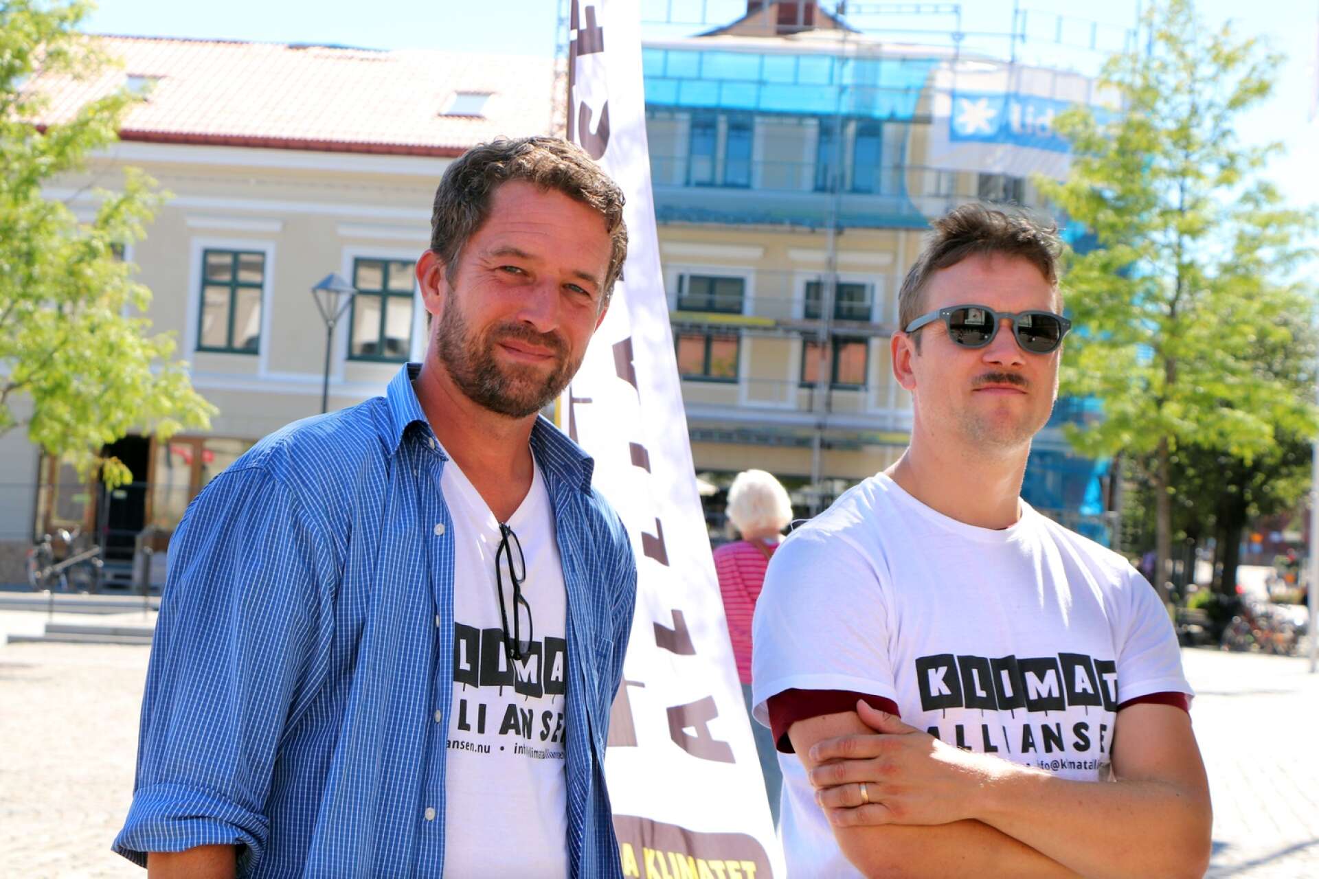 Under fredagseftermiddagen besökte William Grönlund och Stefan Åshäll från Klimatalliansen Skövde. De vill lyfta upp klimatfrågorna i valrörelsen och hoppas ta sig hela vägen till riksdagen.