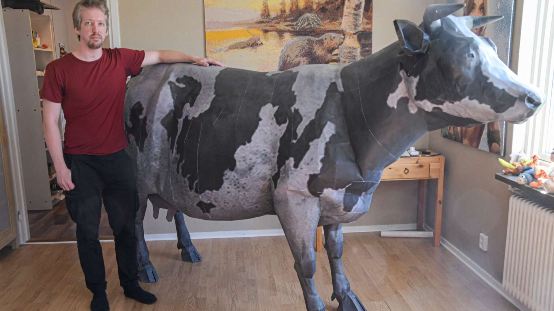 Conny Johansson i Töreboda har klippt och klistrat en ko i fullstorlek. Nu medverkar han och Mamma ko på invigningen av Töreboda konstpromenad.