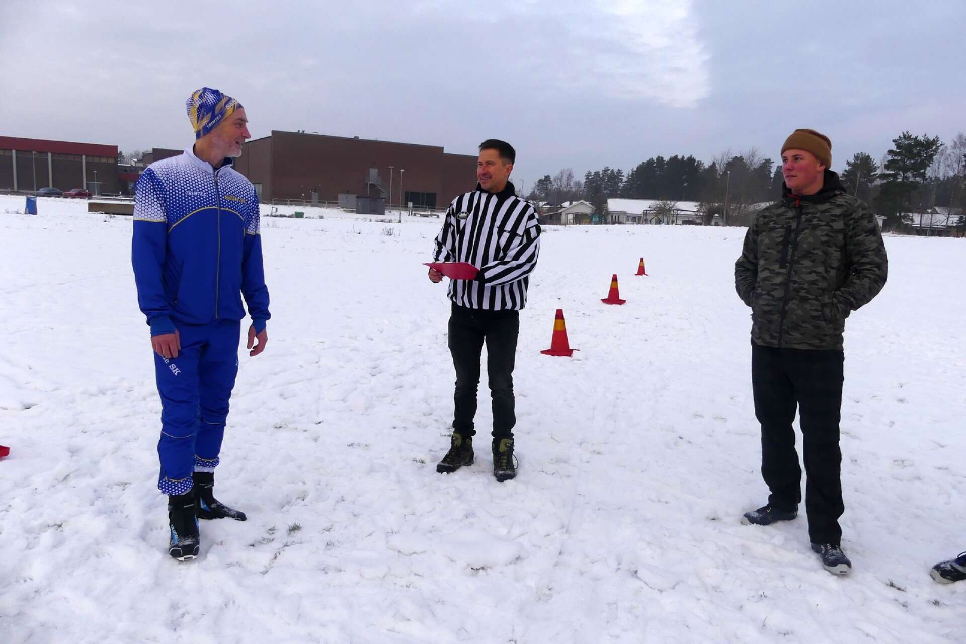 Per-Olof, Freddan och Elias snackar taktik.