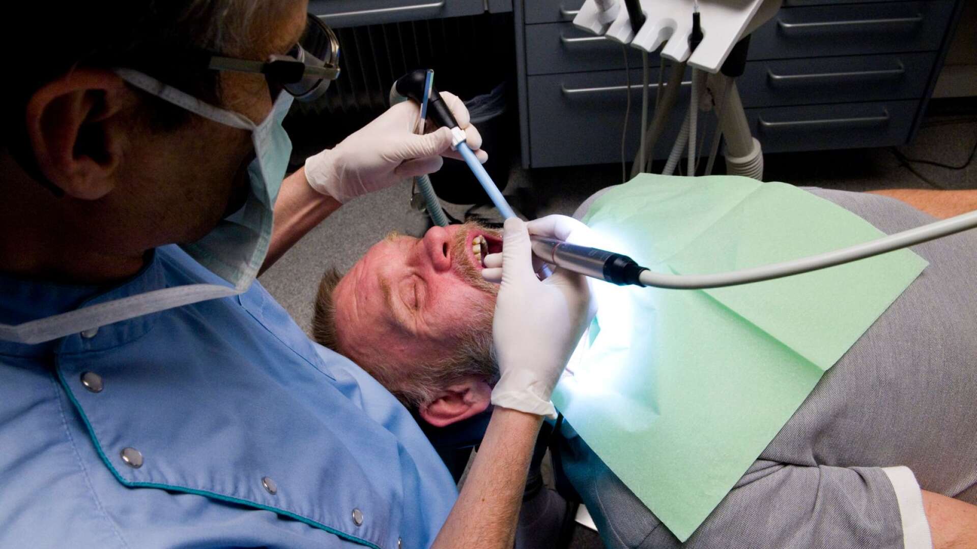 Drygt 4 000 patienter i länet får resa längre för tandläkarvård. 