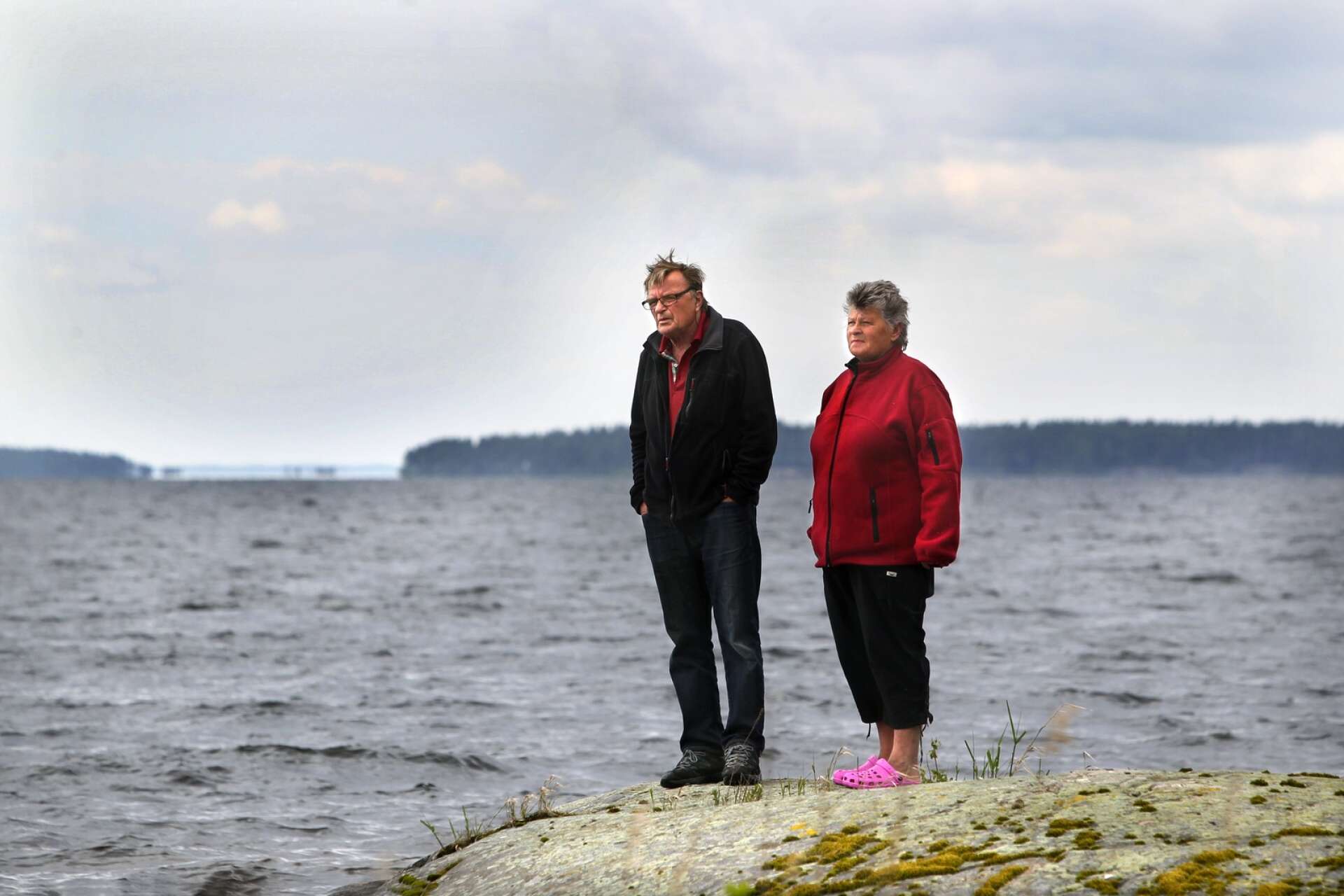 Margareta Ivarsson, med sin man Roger som gick bort 2019, på klipporna vid sommarstuga på Stora Skårholmen i Dingelsundet.