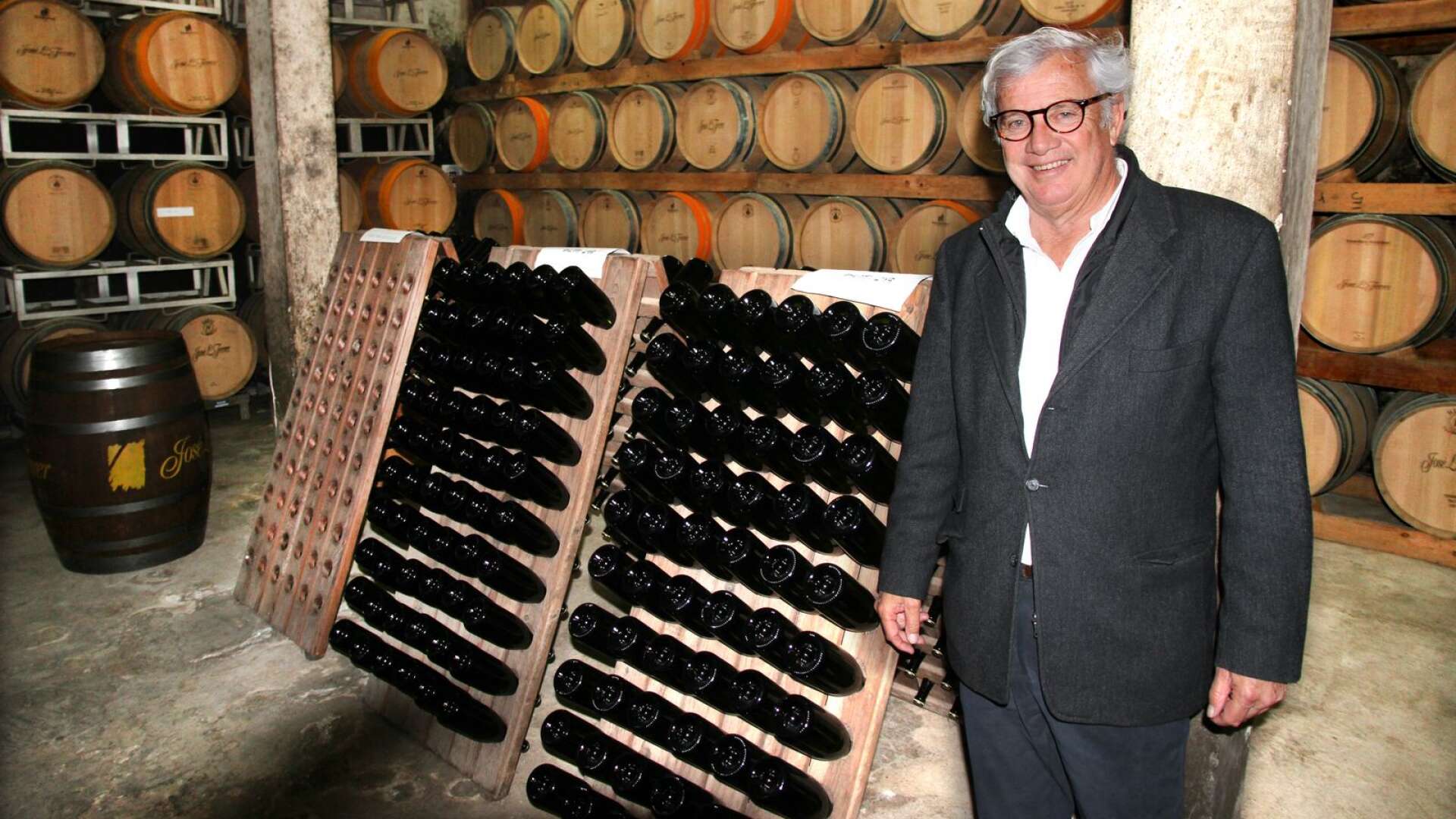 José L. Roses Ferrer i vinkällaren på sin familjefirma José L Ferrer. De var den första vingården på Mallorca som buteljerade sina viner till försäljning. 