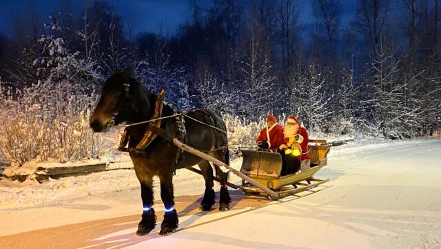 Tomten kunde leverera sina julklappar till barn och vuxna i Kyrksten tack vare hästen Linde.