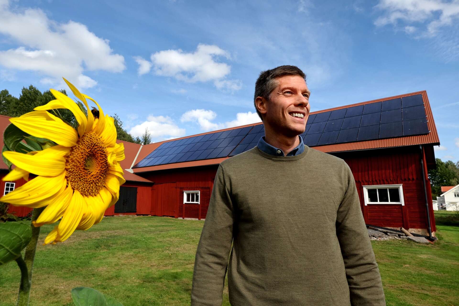 Inför en vinter med elpriser som förutspås skena kan de som redan nu producerar sin egen el via solceller sova tryggt. Olof Edlund och hans familj i Mellby hade sin installation på plats redan i våras. Nu gör solens strålar dem självförsörjande på el, och överskottet säljer de sedan vidare. 