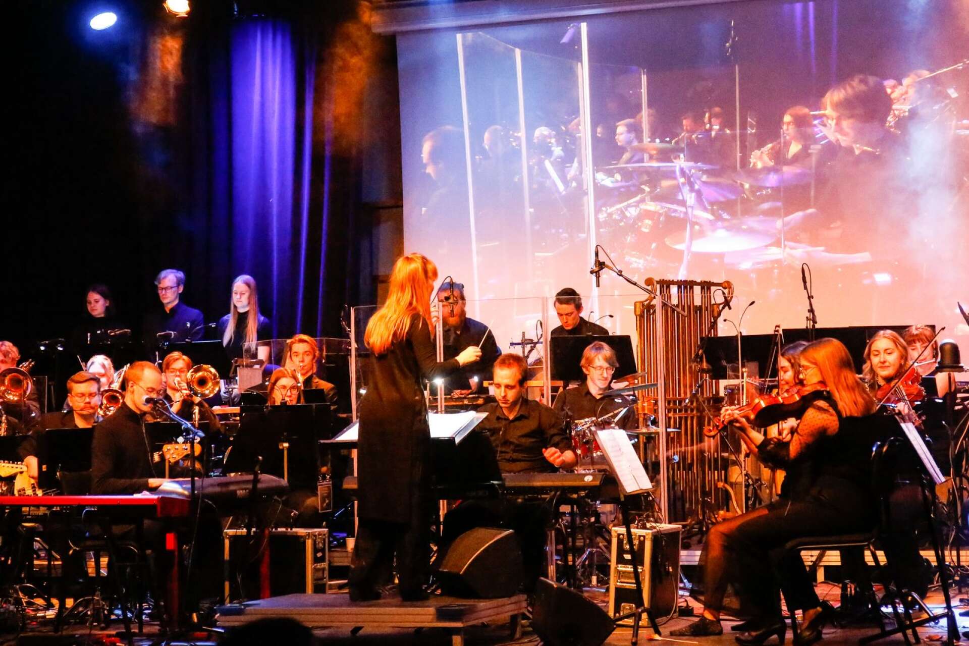 Orkestern på plats med dirigent Josefine Lindèn.