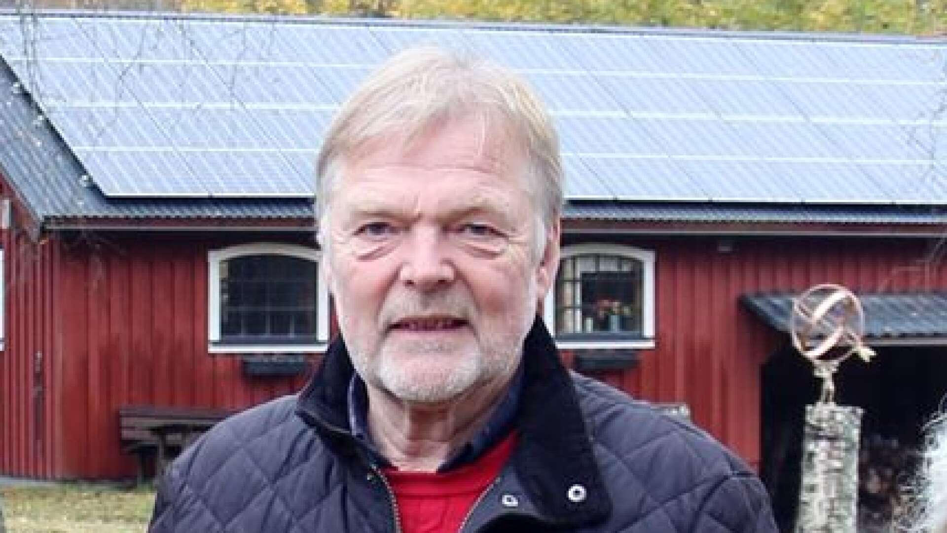 Magnus Fabbe Nilsson riktar kritik mot att nya regler för statligt stöd av solceller införs för sent. I bakgrunden hans byggnad med solcellstak.