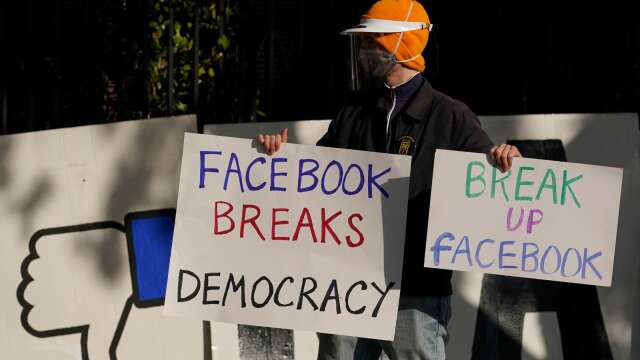 Demonstrant utanför Facebook-grundaren Mark Zuckerbergs hem i San Fransisco. 