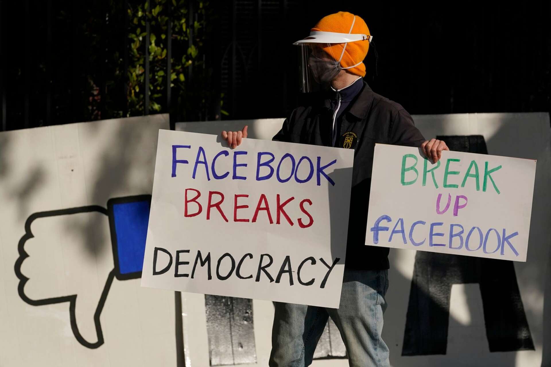 Demonstrant utanför Facebook-grundaren Mark Zuckerbergs hem i San Fransisco. 
