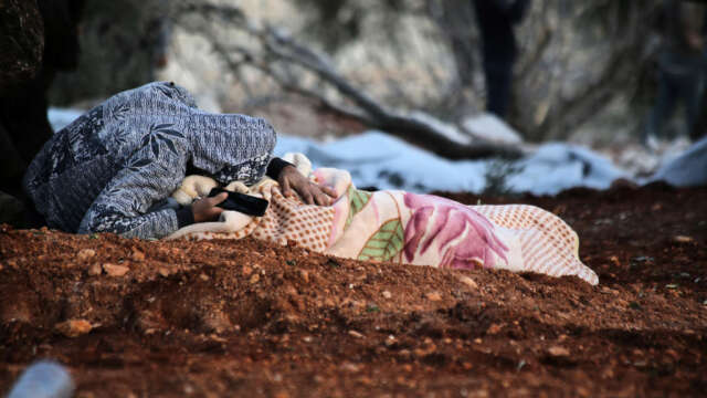 En man sörjer sin mamma som dog i en flygräd mot deras hem i Sarmin i Idlib i norra Syrien i början av februari.