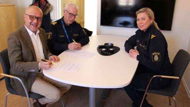 Arkivbild: KSO Torbjörn Colling (M), polisområdeschef Jan Hellnevi och dåvarande kommunpolis Irene Broberg vid undertecknandet av senaste Medborgralöftet.