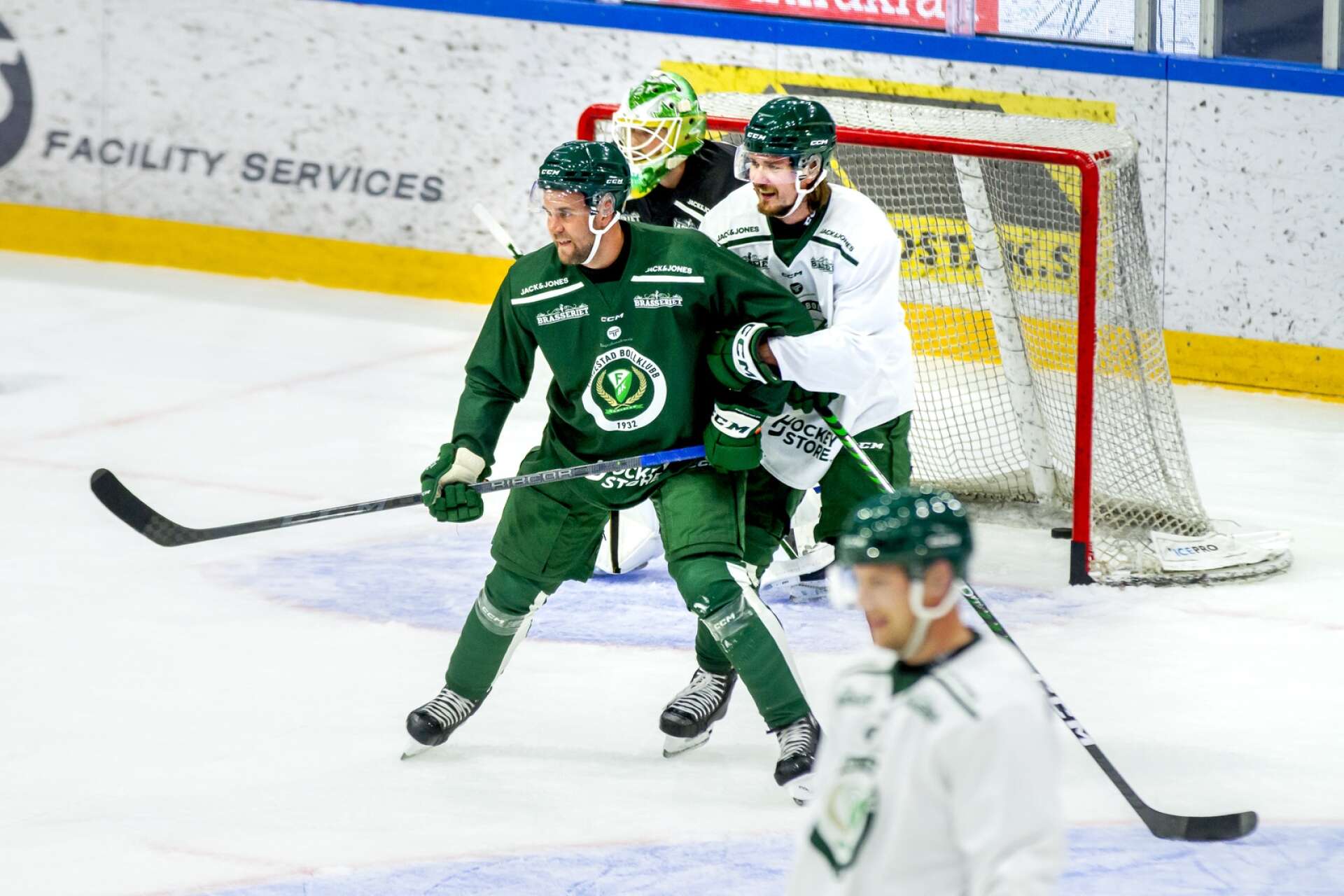 Henrik Björklund i kamp med Linus Johansson framför kassen.