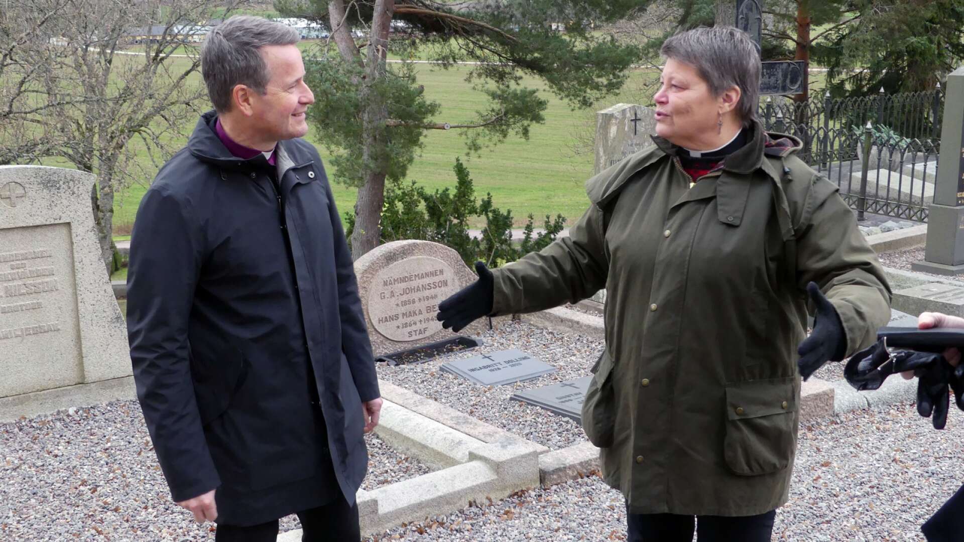 Biskopen Sören Dalevi visades runt på kyrkogården av bland andra kyrkoherde Lena Skoting.