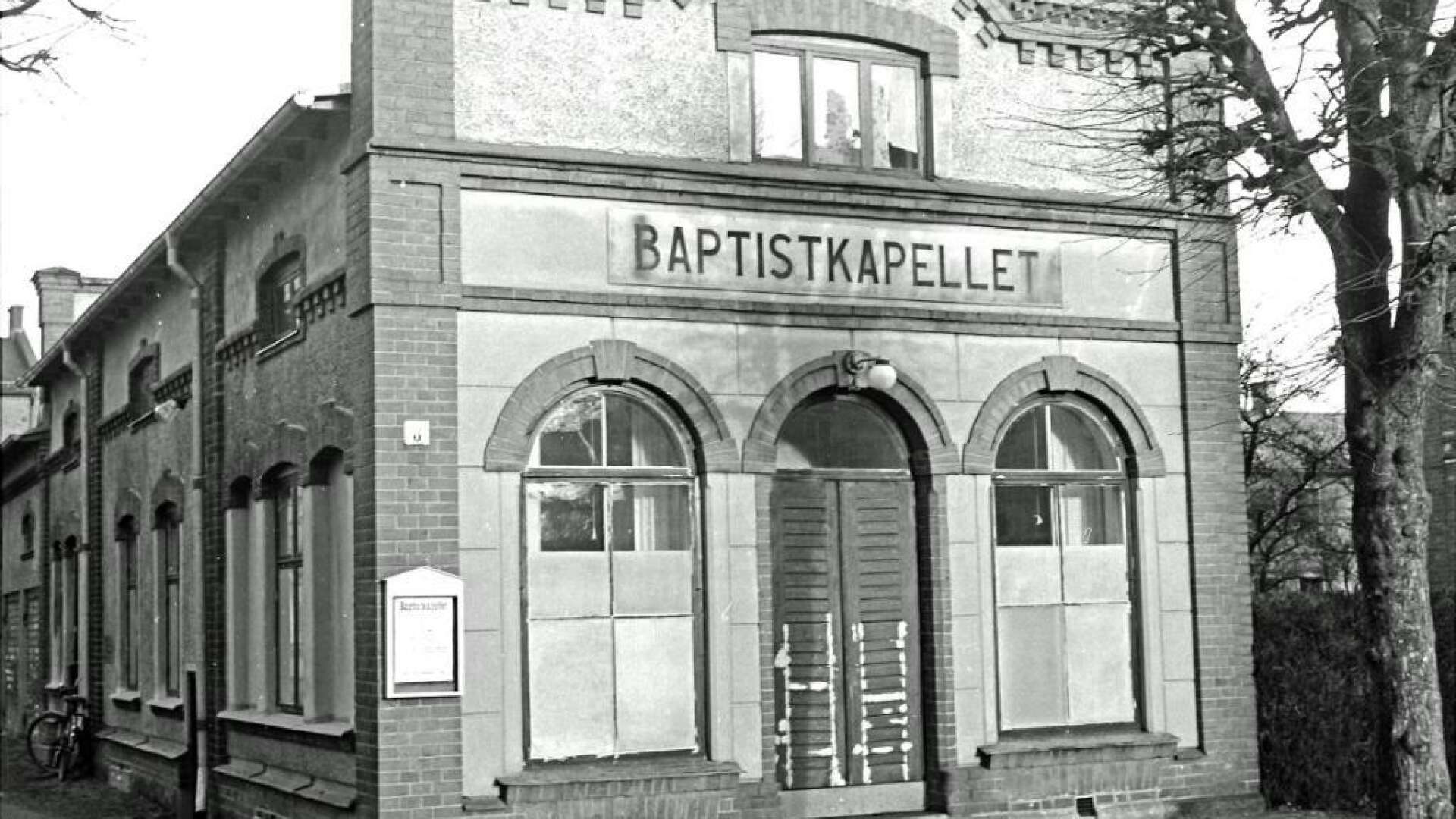Från 1921 och nästan ett halvt sekel framåt var en lokal i gårdshuset gudstjänstlokal för baptistförsamlingen. Baptistkapellet stod det på husgaveln. Linnéasalen kallades lokalen.
