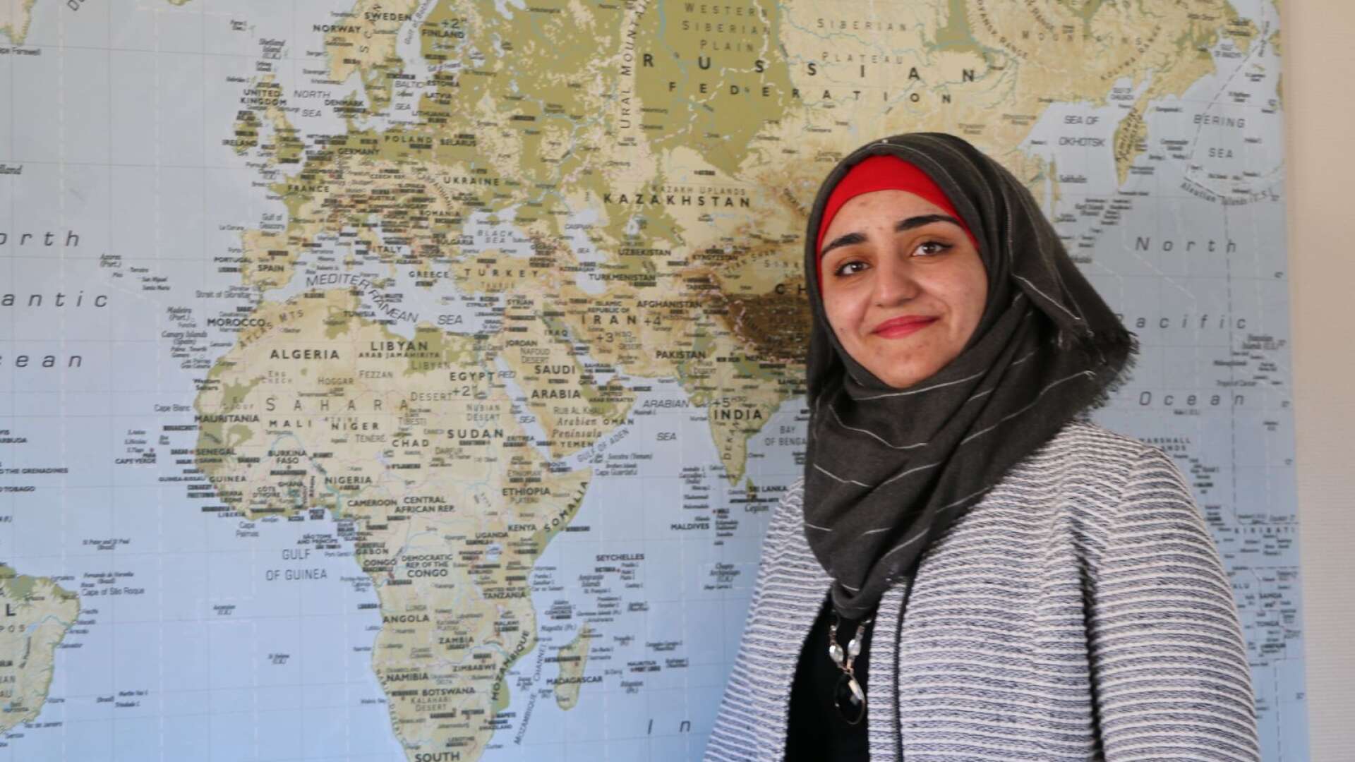 Iman Albesh födde själv sitt barn i ett främmande land, Turkiet, när hon var på flykt från Syrien. Nu stöttar hon kvinnor från andra kulturer.