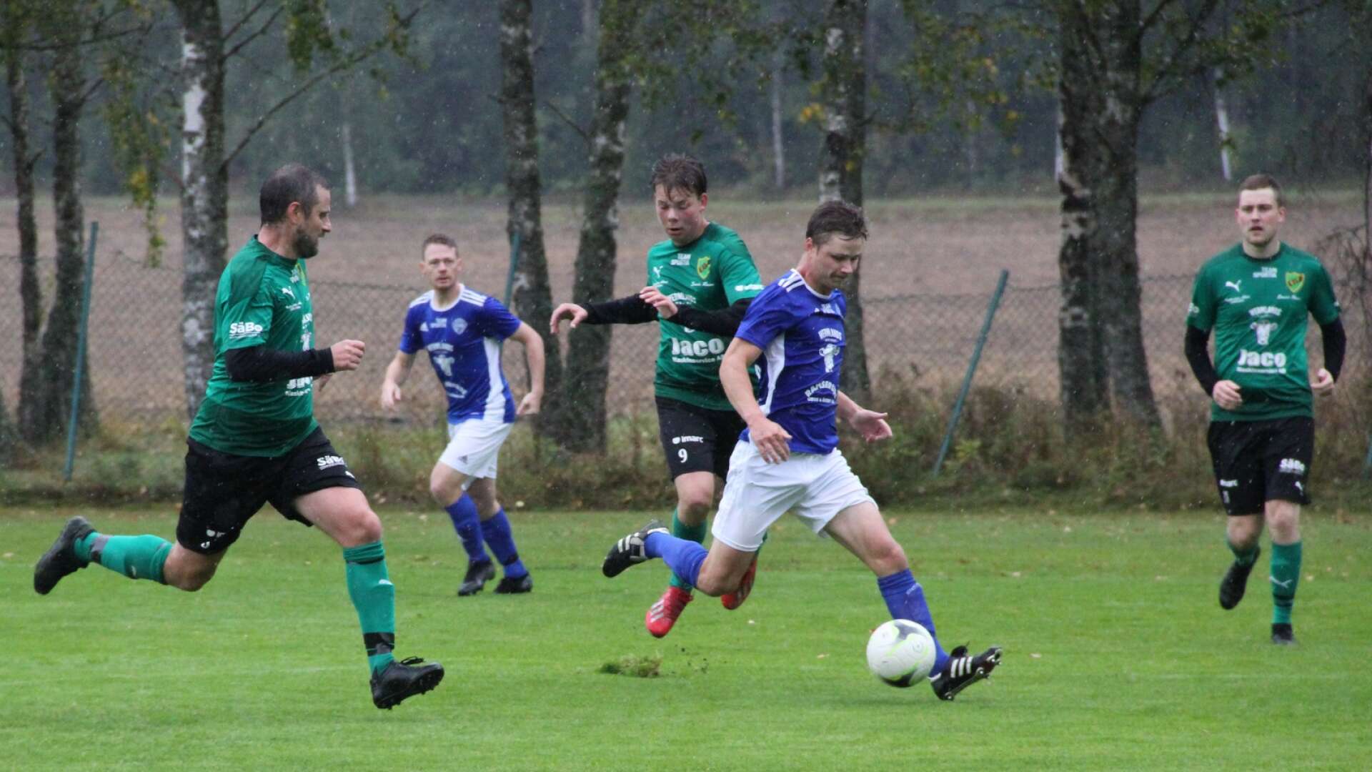 Gillberga FF och Eskilsäters IF möttes i ett regnigt derby på Gillbergavallen. Pontus Johansson stod för matchens sista mål.