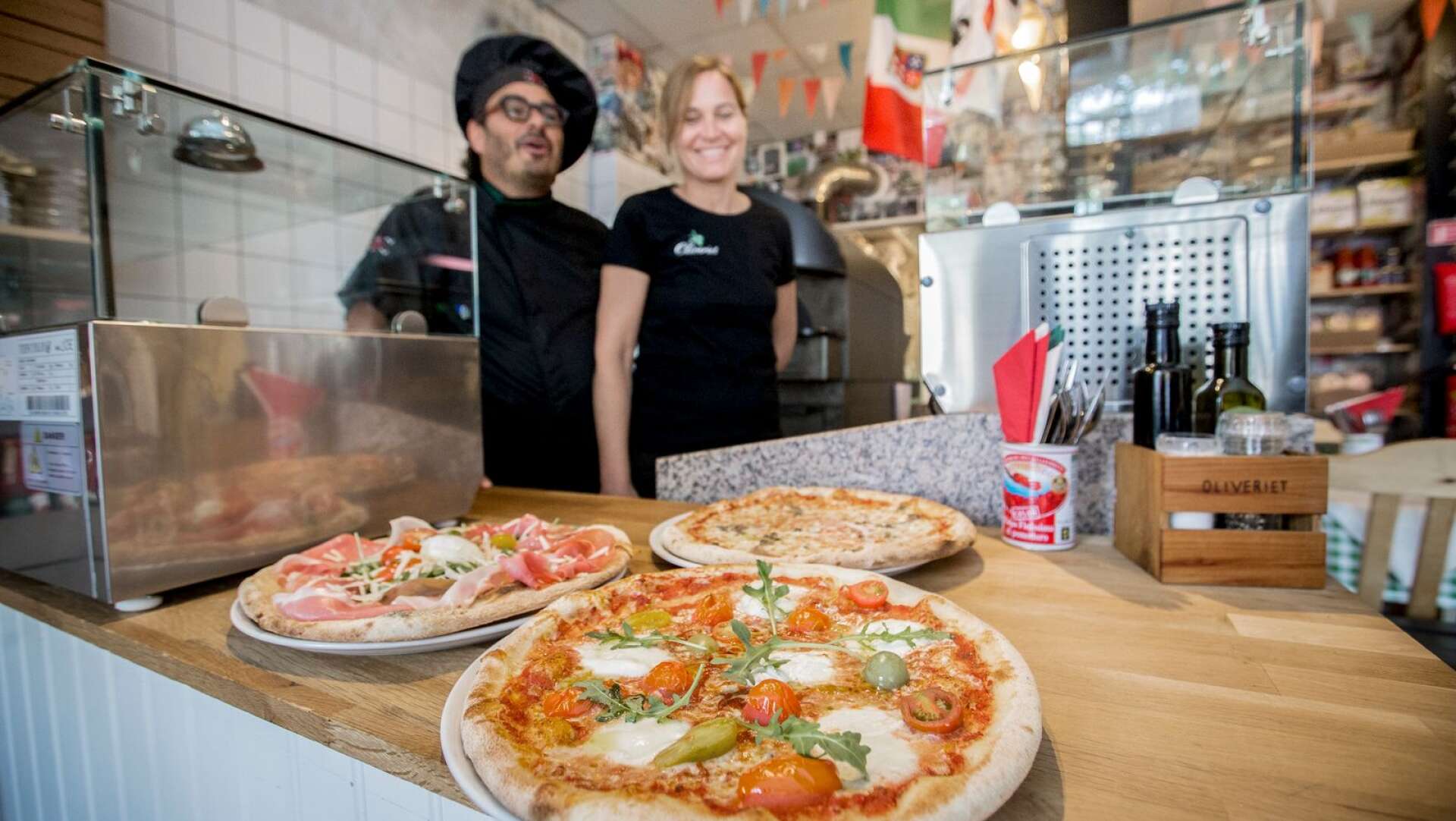 “Den bästa pizzan avnjuts direkt när den kommer ur ugnen”, säger Jenny Svensson (till höger).