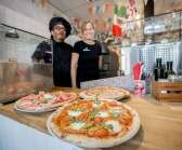 “Den bästa pizzan avnjuts direkt när den kommer ur ugnen”, säger Jenny Svensson (till höger).