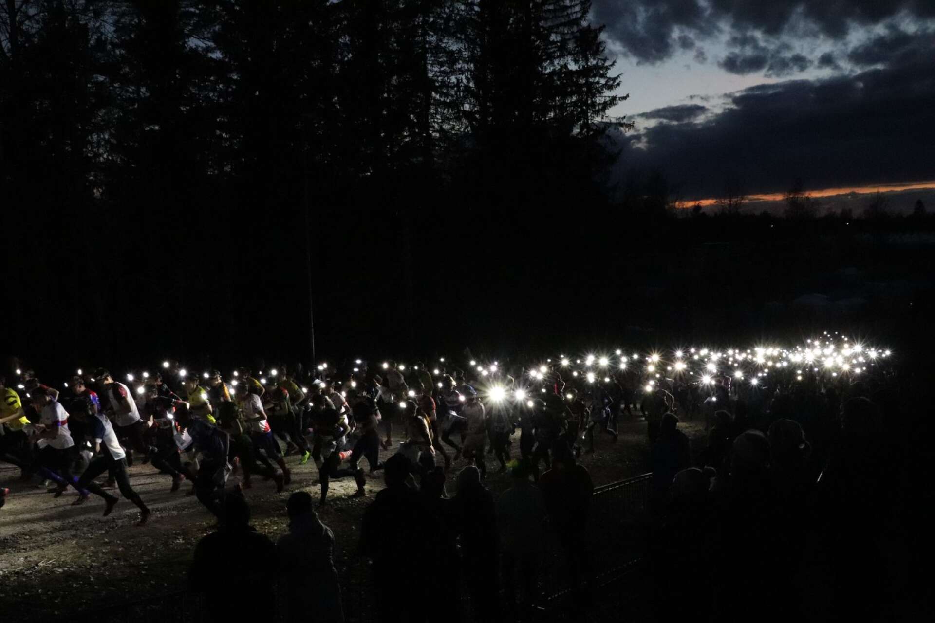 Drygt 300 pannlampor ger sig ut i Tiomilanatten i Kilsbergen på lördagskvällen. Ett mäktigt ljusskådespel.
