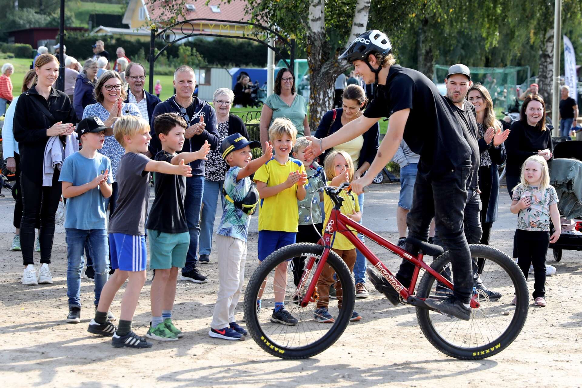 Rasmus och Ludvig fick med sig publiken under sin cykelshow.