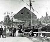 Mycket talar för att denna bild, som inte bara visar Stenmagasinet och kanalen utan också ett antal personer, kan vara tagen på 1860-talet. Fotografen är okänd, men kan möjligen vara Sofi Öberg, som 1866 öppnade ateljé vid Seffle kanal.