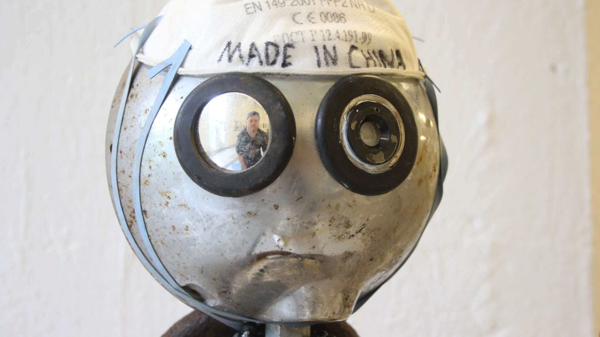 Christofer Blom fångad i ögat på sin egen Corona Kid, en skulptur som är en passning till samtiden.
