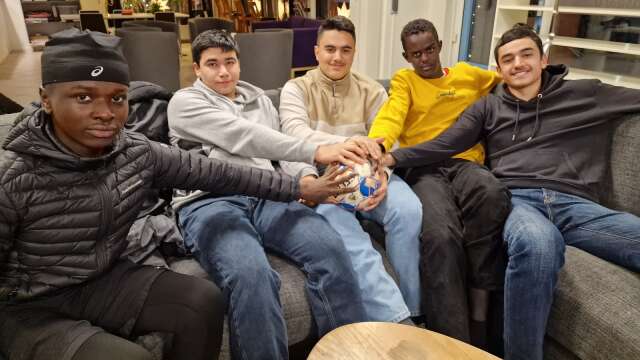 Daniel, Sayad, Bachar, Tiger och Alfred vill med sin fotbollsturnering skapa gemenskap.
