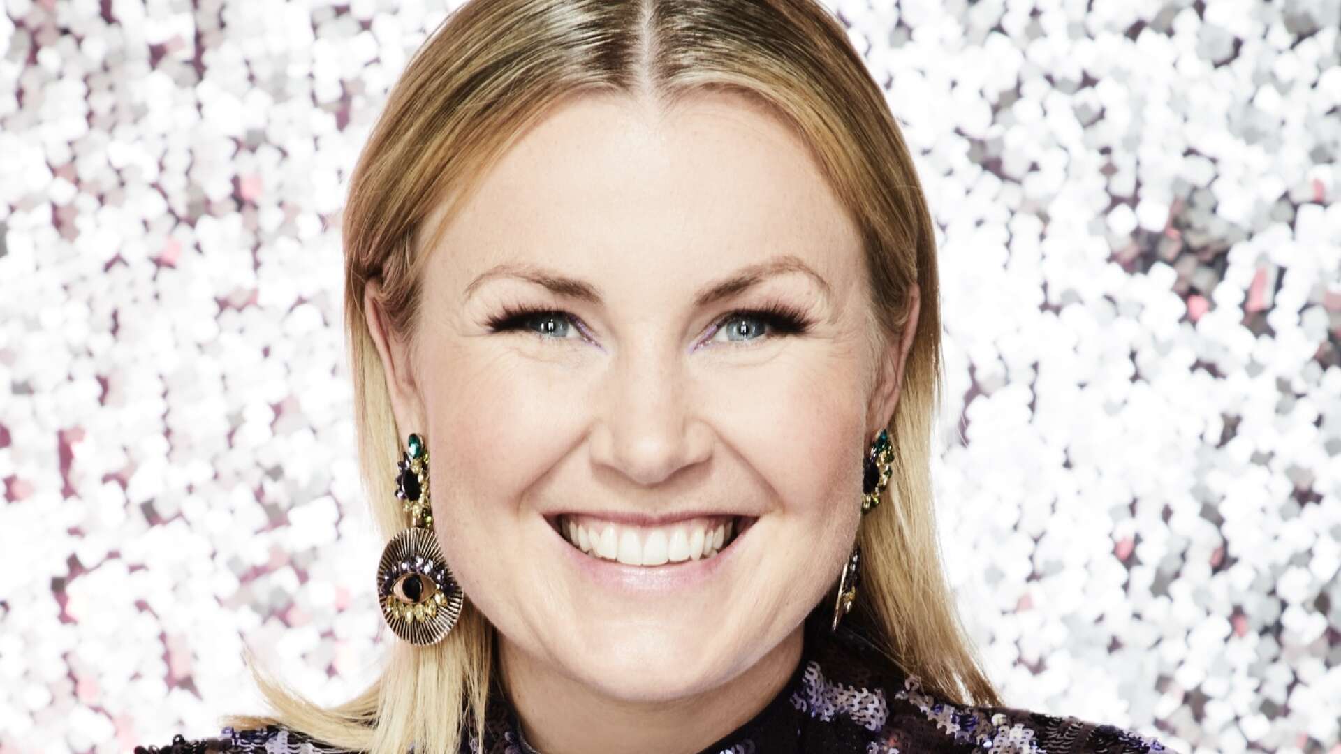 Elisa Lindström är glad över att nu kunna berätta att hon både är aktuell i Melodifestivalen samt del av Diggilooturnén.