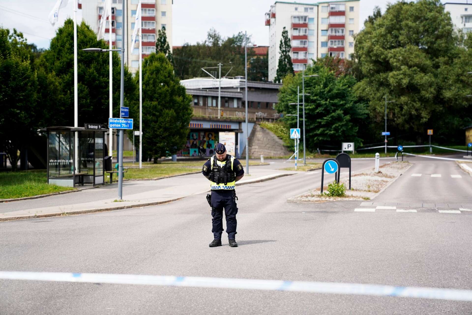 Poliser på plats i Biskopsgården håller en tyst minut för den  polis sköts tills död i Biskopsgården på Hisingen i Göteborg. . 