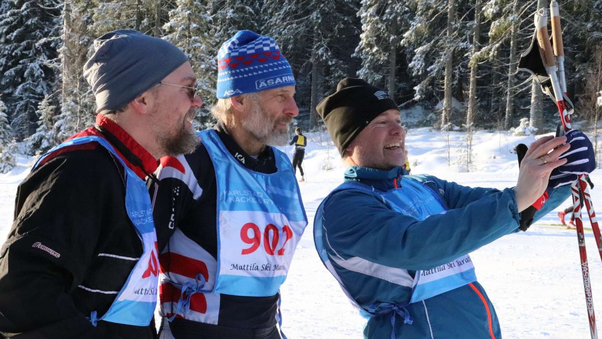 Johan Erlandsson och Tobias Eriksson tiggde till sig en selfie med Thomas Wassberg strax före start i Mattilas-marans 40-årsjubileum.