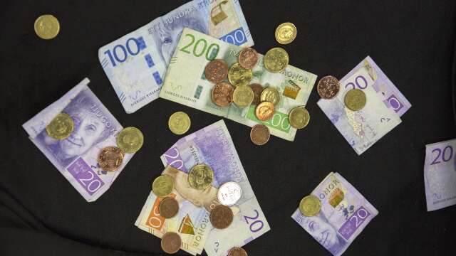 Två personer stal pengar i Arvika. 