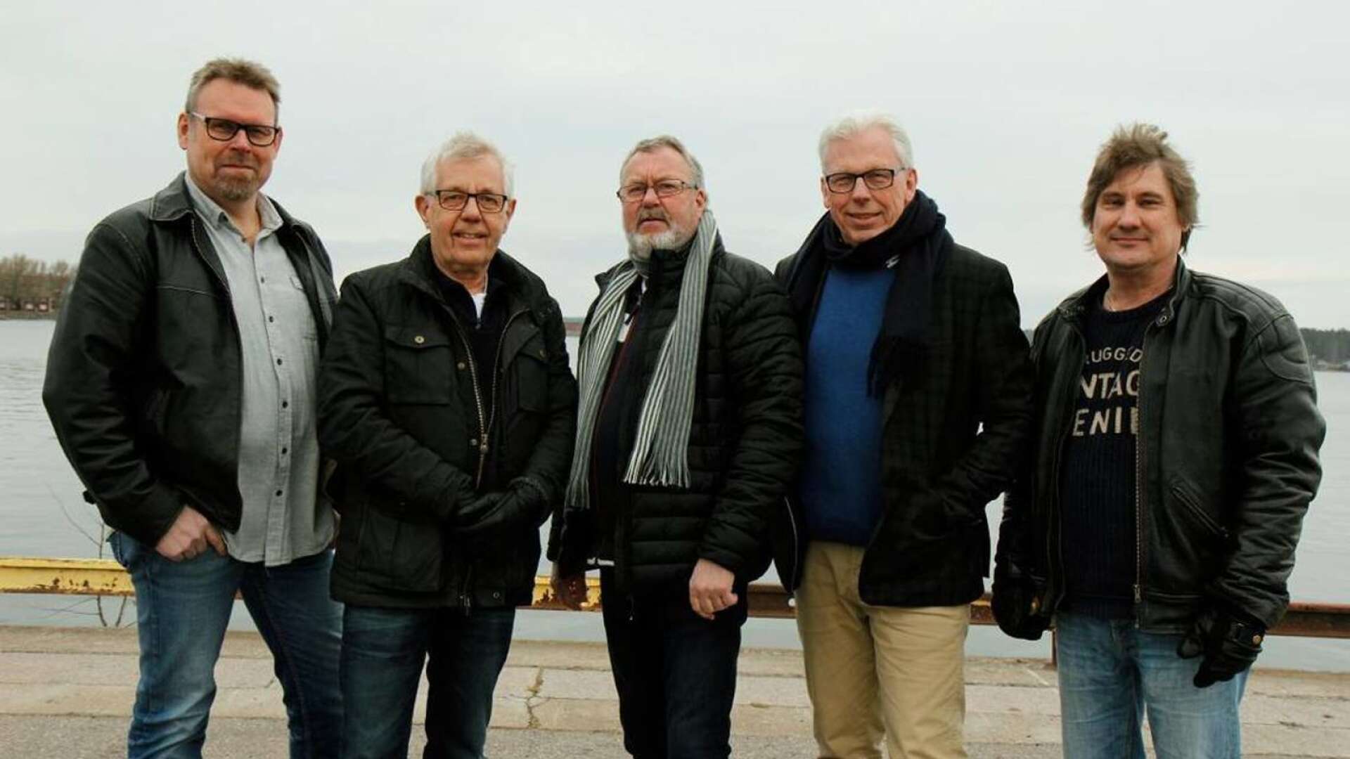 Dansbandet Saints som spelar på tisdag består av Thomas Andersson, Kent Peterson, Lars Bodqvist, Stefan Jacobson, Jimmy Östlund och Thor Anundsson, som inte är med på bilden.