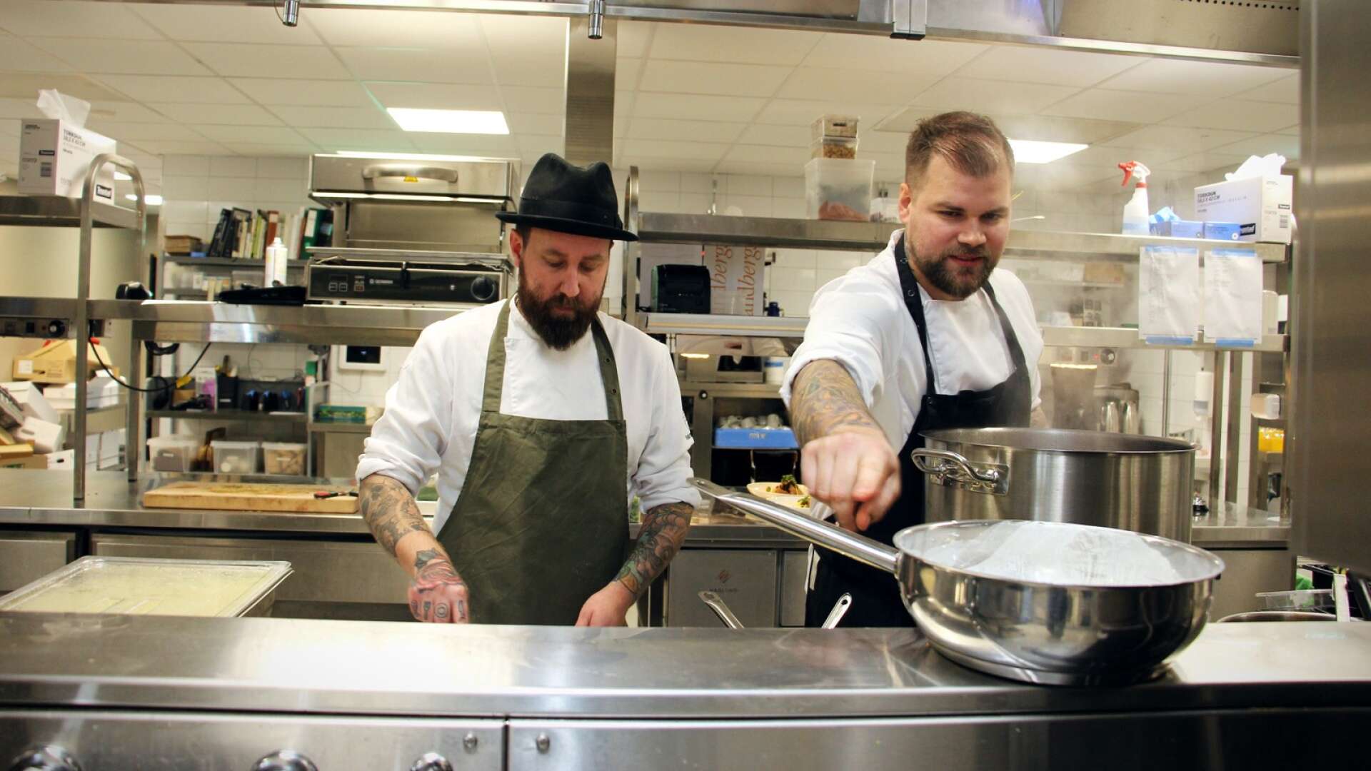 Köksmästare Johan Berlin och kocken Erik Karlsson kommer få fullt sjå med att röra i grytorna under de kommande månaderna på Billingehus restaurang. 