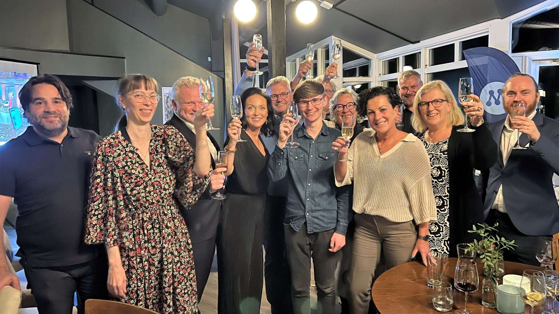 Glada moderater på valvaka på Dalslands Skafferi i Åmål efter att valresultatet stod klart under natten. Valet och maktskiftet är förstås en av de stora händelserna under 2022.