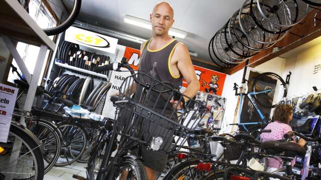 Sammy Helgesson får några år sedan då han nyligen hade startat karriären som cykelhandlare.