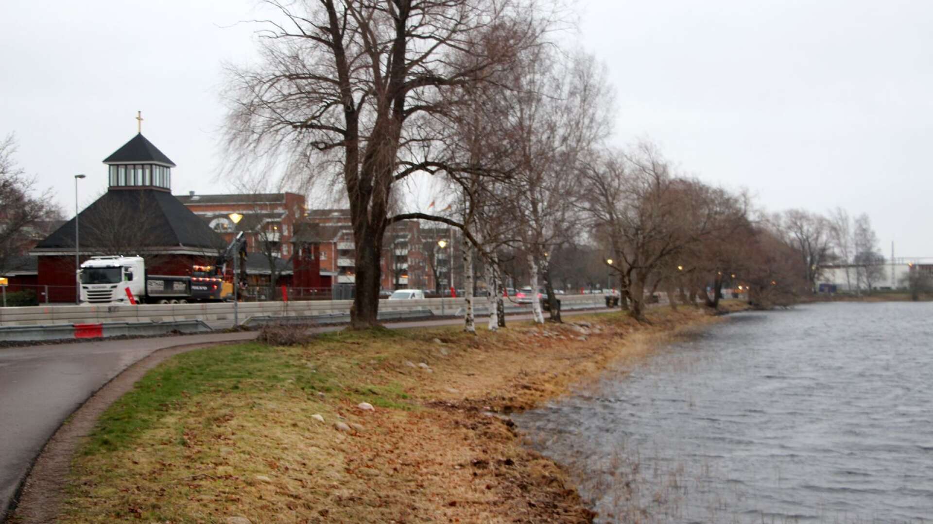 I dag byggs Sjömansgatan i Viken om. Kommunen passar även på att skapa ett grönare stråk mellan Mariebergsskogen och Stadsträdgården genom att anlägga ett nytt parkområde längs stranden.