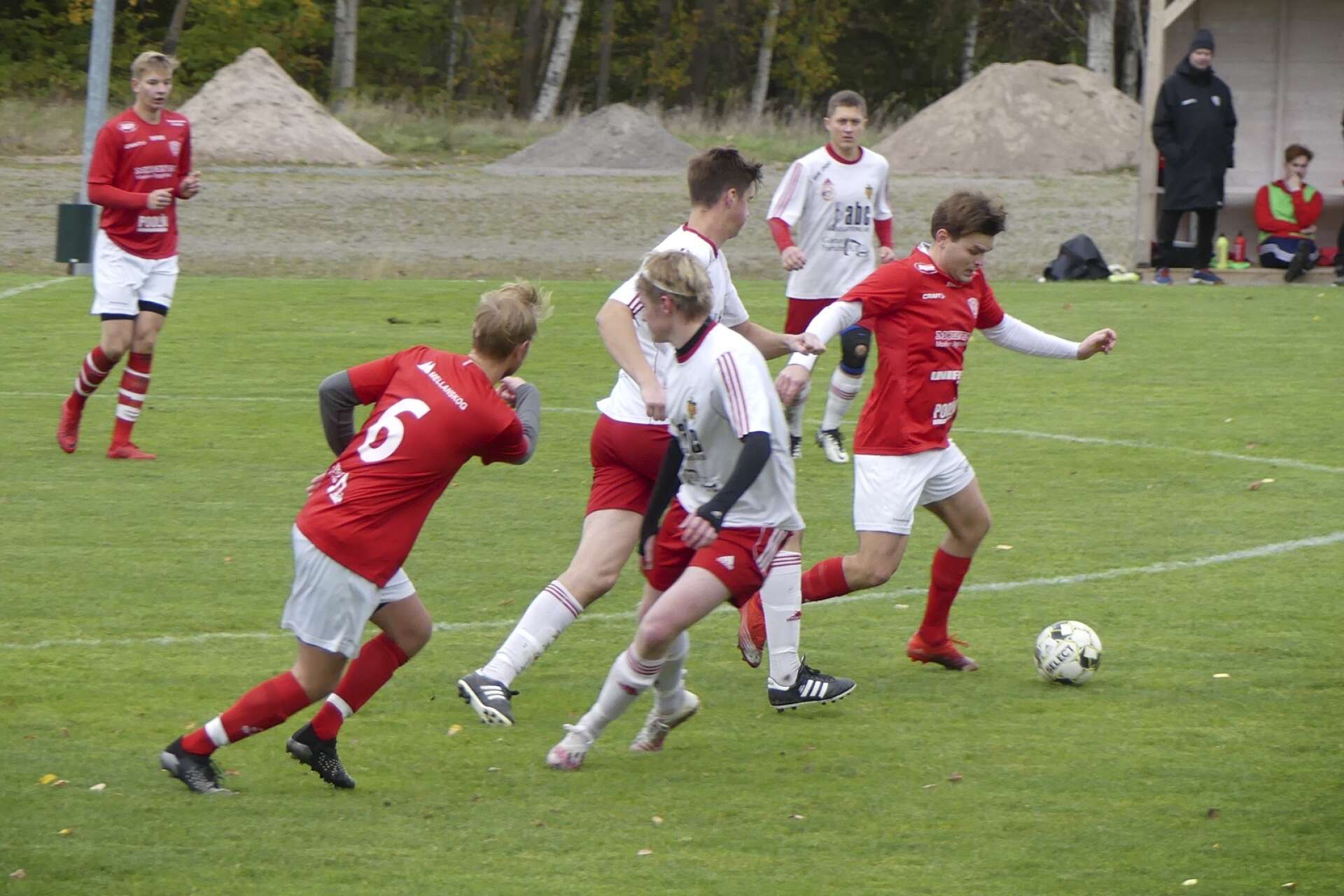 Värmlandsbro SK tog ytterligare en seger i helgen. Alexander Torp Svensson med bollen, stod för 3-1-målet. (arkivbild)
